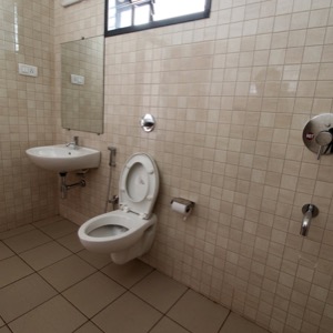 Bathrooms in all bedrooms